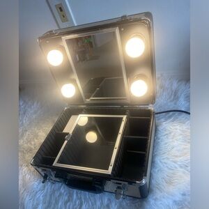 LOLA V Lighted Makeup Train Case with Mirror